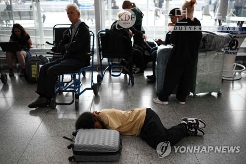 영국 공항 관제 시스템 장애로 로비서 대기하는 승객들. 연합뉴스