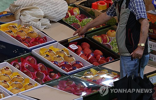 추석을 앞둔 지난 17일 부산 해운대구 반여농산물시장 청과코너에서 과일 선물세트를 고르고 있다. 연합뉴스