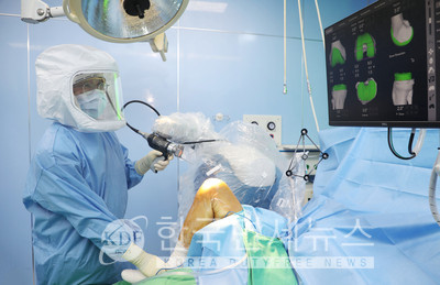 힘찬병원 의료진이 말기 퇴행성관절염 환자에게 로봇인공관절 수술을 시행하고 있다.