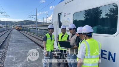 SKT와 한국철도기술연구원, 콘텔라, SK오앤에스 관계자들이 오송 철도종합시험선에서 현장 실사를 진행하고 있다.