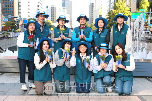 지난 17일 서울 중구 청계광장 일대에서 진행한 ‘청계아띠’에 대상 임직원들이 참여했다.