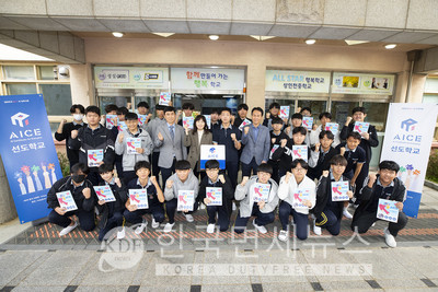 지난 26일 상인천중학교에서 현판식 후 관계자들이 기념촬영을 하고 있다.
