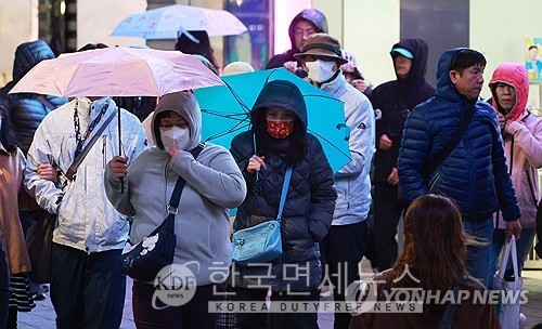 퇴근길 너무 추워요. 6일 저녁 거센 비바람이 부는 가운데 서울 시민들이 강풍을 맞으며 걸어가고 있다. 연합뉴스 