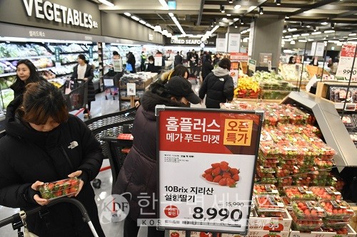 30일 리뉴얼된 ‘홈플러스 메가푸드마켓 2.0’ 영통점에서 고객들이 쇼핑을 하고 있다.