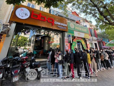 'BBQ 부팜함점'에서 현지인들이 BBQ 치킨을 즐기기 위해 줄을 서고 있다.