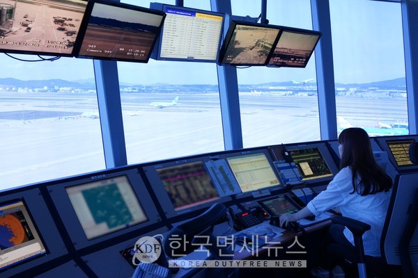 인천국제공항공사는 국내 공항 최초로 ‘출발관리 자동화시스템(AMAN/DMAN)’ 구축 및 운영을 개시했다고 밝혔다. 사진은 관제탑 내부 모습.