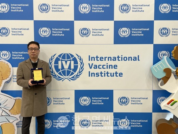 장시영 코리아나 화장품 DS부문장이 지난 13일 국제백신연구소(IVI)에 백신 연구 및 보급을 지원하는 후원금을 전달했다.