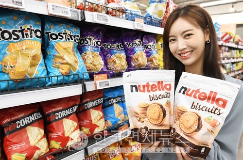 모델이 14일 서울 등촌동 ‘홈플러스 메가푸드마켓’ 강서점에서 수입 과자 신상품을 선보이고 있다.