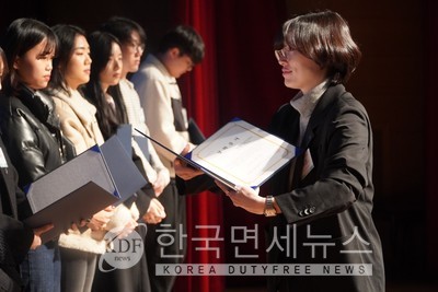 김유진 한샘 대표가 장학증서를 수여하고 있다.
