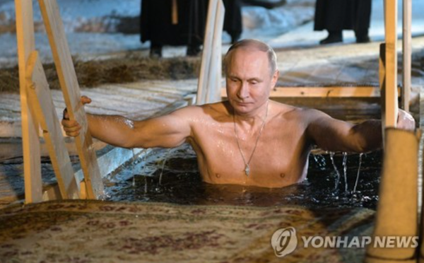 2018년 정교회 축제 참가해 얼음물에 목욕하는 푸틴. EPA 연합뉴스