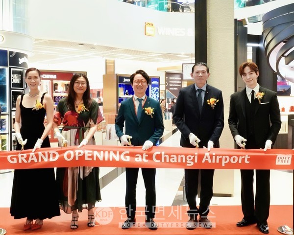 지난 19일 롯데면세점이 싱가포르 창이공항점 그랜드 오픈식을 진행했다. 사진 왼쪽 세 번째부터 김주남 롯데면세점 대표이사, 리서우향 창이공항그룹 대표이사, 롯데면세점 모델 이준호.