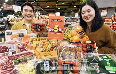 모델들이 31일 서울 등촌동 ‘홈플러스 메가푸드마켓’ 강서점에서 ‘설날 물가안정 프로젝트’ 행사를 소개하고 있다.