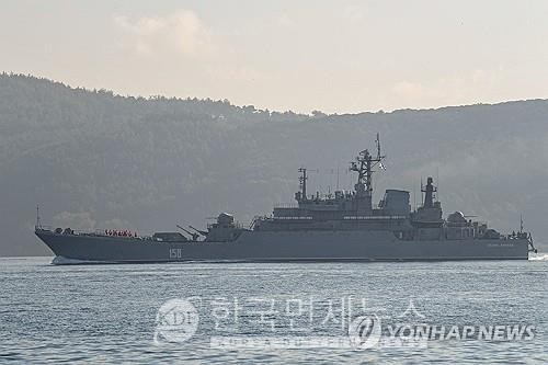 2019년 9월 26일 당시 튀르키예 이스탄불의 보스포러스 해협을 지나던 러시아 해군의 상륙함 '체자리 쿠니코프'함. AFP 연합뉴스. 
