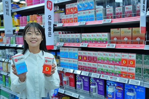 직원이 롯데마트 서초점 건강기능식품 매대에서 상품을 홍보하고 있다.