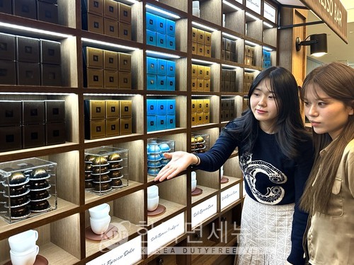 24일 오전 서울 양천구 현대백화점 목동점 지하 2층 '네스프레소 버츄오 더블 에스프레소 바' 팝업스토어에서 직원들이 상품을 소개하고 있다.