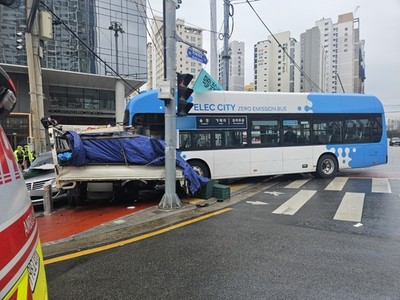 부산서 시내버스, 트럭 등과 잇따라 충돌. 사진=부산소방재난본부