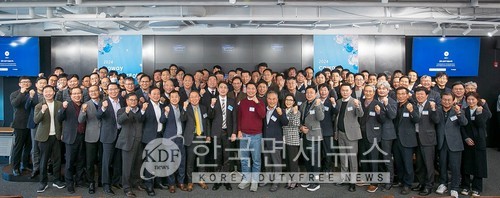 1일 서울 구로구 지타워 코웨이 본사에서 열린 ‘2024년 동반성장데이’에서 김기배 코웨이 구매실장(첫번째 줄 왼쪽에서 아홉 번째)이 파트너사 관계자들과 기념촬영을 하고 있다.
