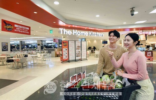 모델이 16일 서울 등촌동 ‘홈플러스 메가푸드마켓’ 강서점 푸드코트 ‘더 홈 키친’에서 쇼핑하는 모습.