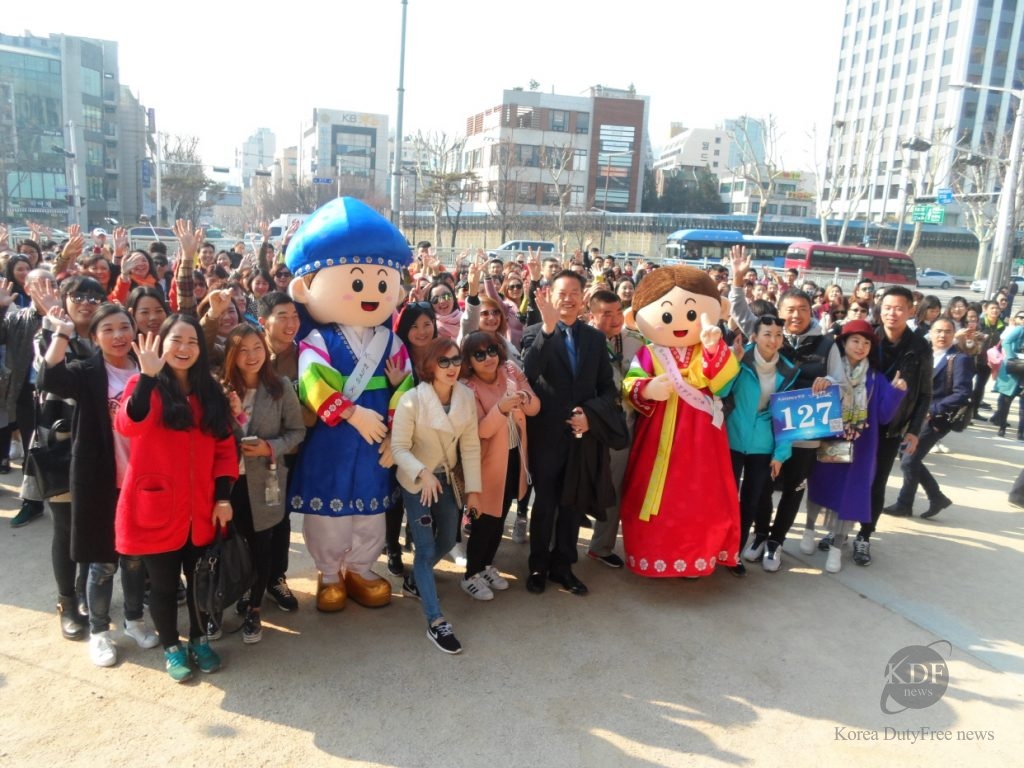 사진=한국관광공사 제공 / 지난 3월에 방한한 아오란 인센티브 단체의 창덕궁 기념촬영