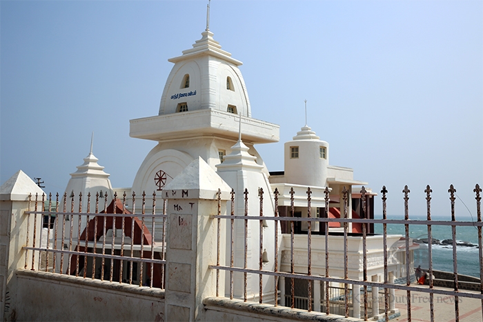 해변가에 세워진 간디기념관의 모습 