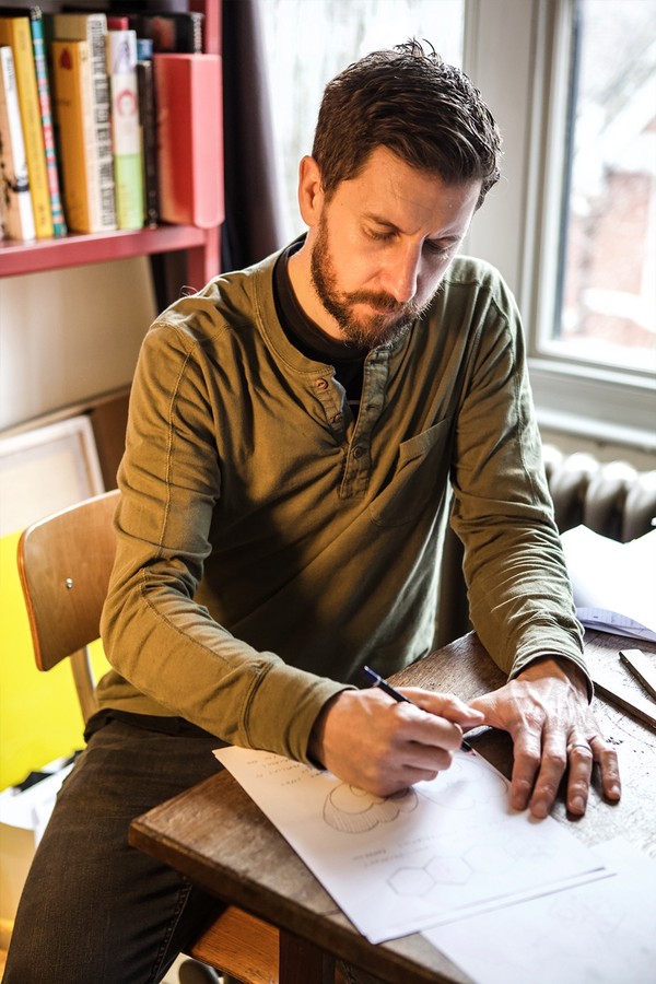 팝 아티스트 스티븐 윌슨이 영국의 작업실에서 롯데면세점 40주년 엠블럼 디자인을 위한 스케치 작업을 하고 있다.