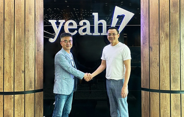 피플앤스토리 김남철 대표(왼쪽)가 YEAH1 그룹 Nguyen Anh Nhuong Tong 회장(오른쪽)과 한국 웹툰, 웹소설 독점 공급 및 운영 계약을 체결했다. 사진=피플앤스토리 제공