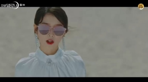 드라마 '호텔델루나'에서 베디베로의 선글라스를 착용한 아이유. tvN 캡처