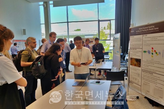 INTERSPEECH 2019에서 기술 발표를 진행 중인 넷마블 AI센터 안수남 팀장
