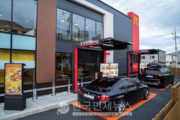 맥도날드가 10월 1일 오픈하는 경기광주DT점에는 국내 최초로 2대의 차량이 동시에 맥드라이브를 이용할 수 있는 ‘탠덤 DT’를 도입했다.