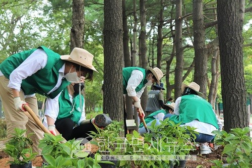 스타벅스 파트너들이 지난 5일 서울숲에서 숲 조성 캠페인에 참여하고 릴레이 봉사활동을 펼쳤다.