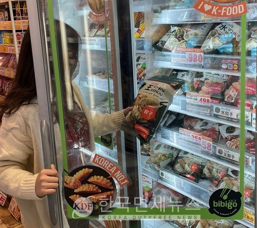 일본 도쿄의 한 대형마트에서 소비자가 비비고 왕만두를 살펴보고 있다.