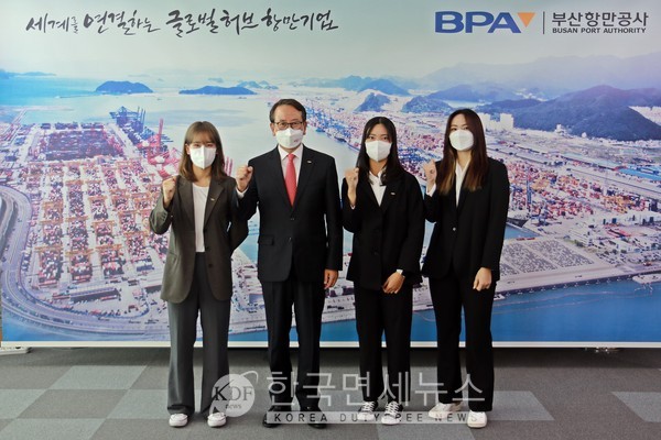 3일 BPA 본사에서 열린 BPA 조정선수단 임용장 수여식에서 강준석 BPA 사장(왼쪽 두번째)과 새로 영입된 선수들이 기념 촬영을 하고 있다. 사진 BPA