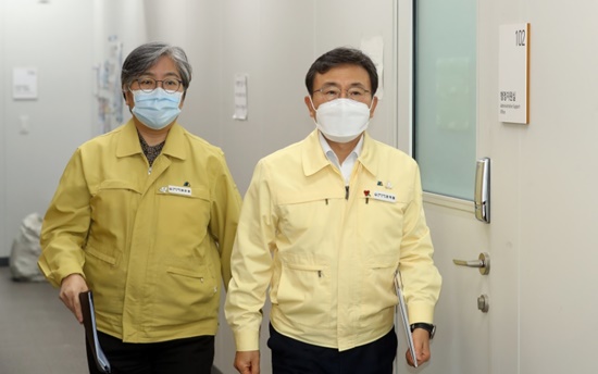 정은경 질병관리청장(왼쪽), 권덕철 보건복지부 장관(오른쪽). 사진=보건복지부 제공