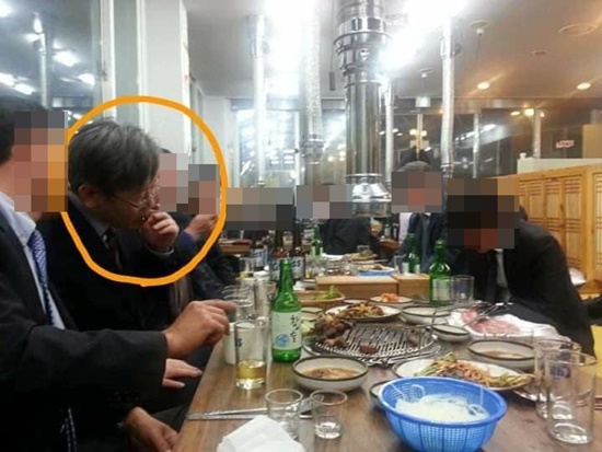 이재명 더불어민주당 대선 후보가 성남시장 시절인 2014년 음식점에서 담배를 피우는 것으로 추정되는 모습. 사진=김웅 국민의힘 의원 페이스북 캡처