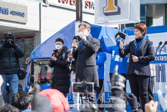16일 서울 강남역에서 유세 활동을 펼친 이재명 더불어민주당 대선 후보. 사진=더불어민주당 제공