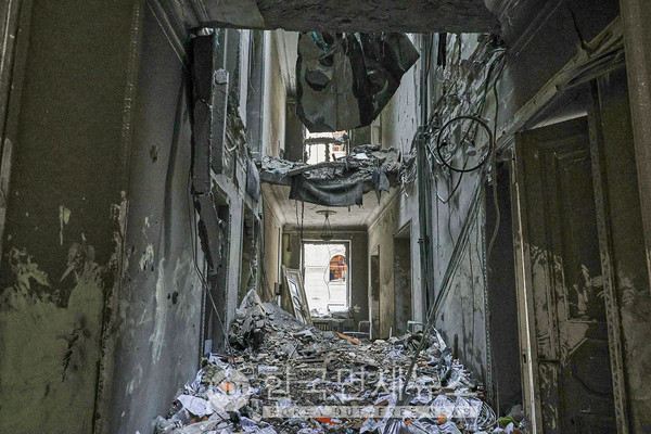러시아 공격으로 파괴된 정부 청사 내부 모습