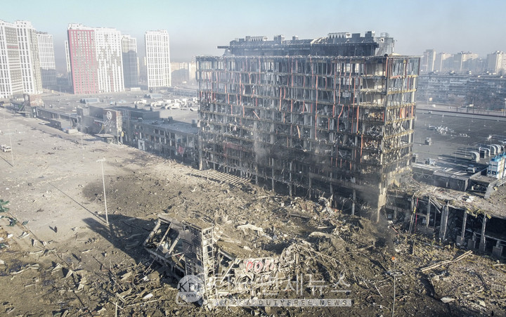 러시아, 수도 키이우 쇼핑센터에 미사일 공격...민간인 최소 8명 사망