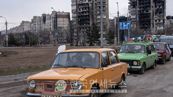 마리우폴 도시를 탈출하려는 민간인 차량들 러시아 군 공격 받아