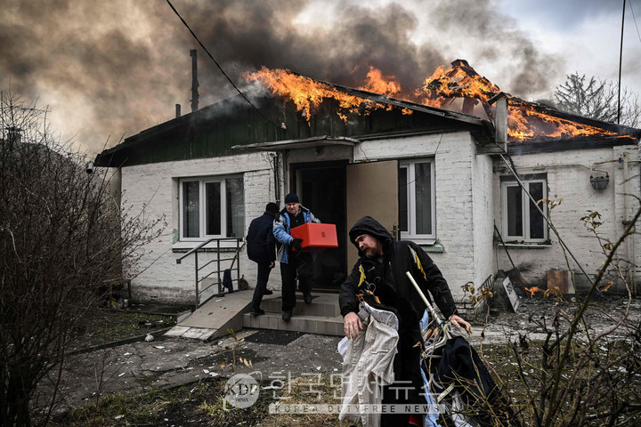 러시아군의 무차별 공격으로 대피하는 우크라 시민