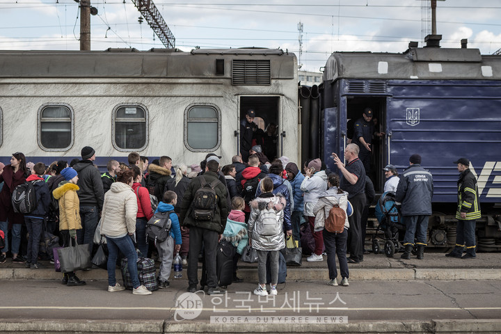 안전 지역으로 대피하기 위해 크라마토르스키 시민들이 기차역에 모여 있다