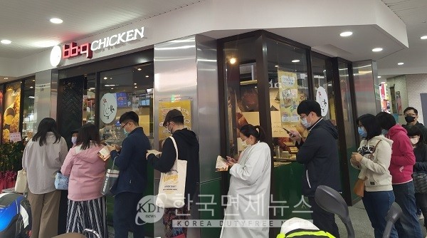 대만 타이페이시의 BBQ 매장에 입장하기 위해 현지인들이 줄을 서고 있다.