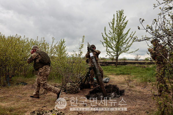 하르키우 지역 우크라이나군이 러시아 점령지역에 박격포를 발사하고 있다