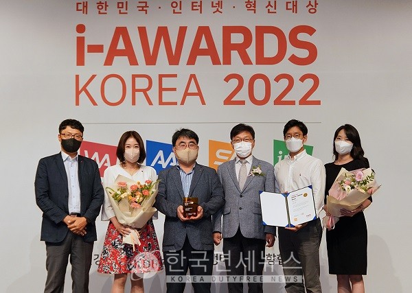 롯데건설 마케팅부문 한정호 상무(왼쪽에서 세 번째)가 ‘소셜아이어워드 2022’ 시상식에서 수상 후 기념촬영을 하고 있다.