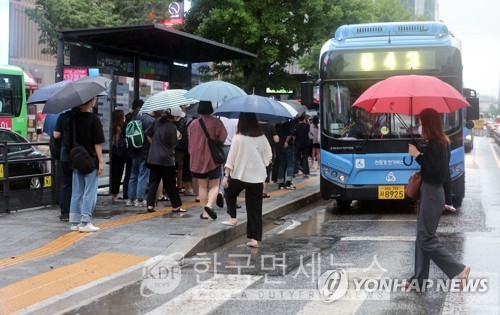 지난 9일 오전 서울 강남역에서 출근길 시민들이 버스를 기다리고 있다.(사진=연합뉴스)