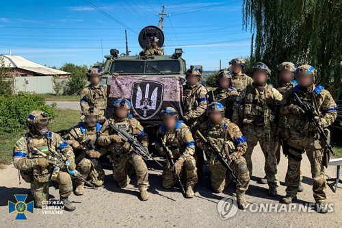 우크라이나 국가안보국 군인들이 지난 10일(현지시간) 동북부 쿠피안스크를 수복했다. 러시아 국방부는 이날 바라클리아와 이지움에 배치된 부대를 재편성한다고 밝혔다.(사진=로이터 연합뉴스)