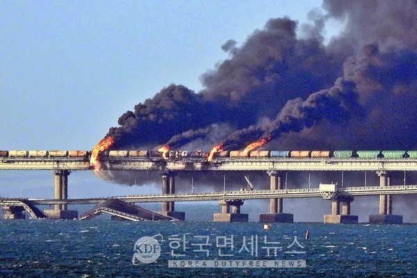 열차 폭발 사고로 파괴된 크림대교...다리 상판은 바다로 떨어졌다.