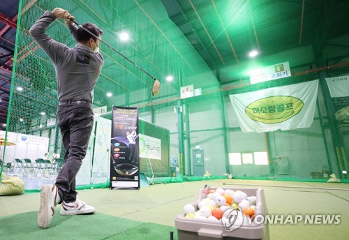 지난 13일 서울 강남구 세텍에서 열린 '제11회 더골프쇼'의 한 부스에서 관계자가 골프 연습을 하고 있다.(사진=연합뉴스)