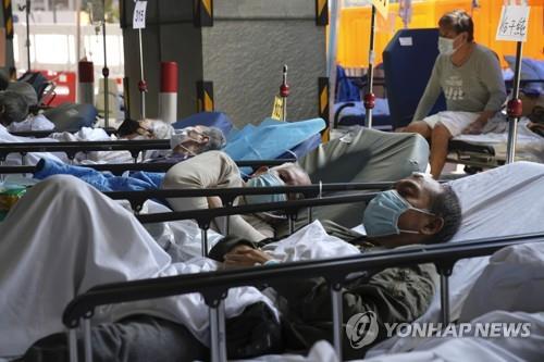 지난 3월 병원 밖 병상에 수용된 홍콩 코로나19 환자들. AP=연합뉴스  <br>