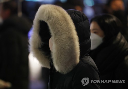 겨울 한파가 찾아온 지난 14일 오후 광화문 광장에 시민들이 두꺼운 옷차림으로 퇴근하고 있다. 연합뉴스