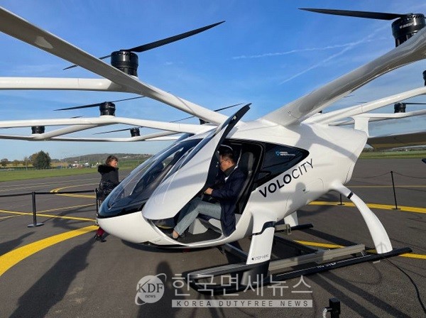 롯데건설 관계자가 볼로콥터사가 개발한 수직이착륙기 ‘볼로시티’를 탑승하여 실내를 체험하고 있다.